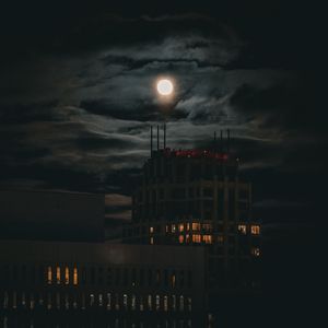 Превью обои луна, здание, огни, ночь, темный
