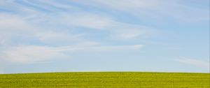 Превью обои лужайка, небо, облака, пейзаж, природа