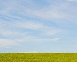 Превью обои лужайка, небо, облака, пейзаж, природа