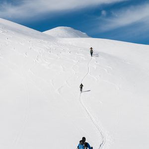 Превью обои лыжники, гора, снег, поход, зима