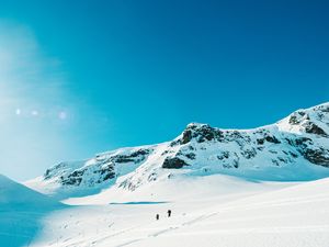Превью обои лыжники, туристы, снег, гора, путешествие