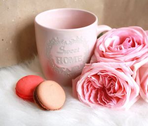 Превью обои macaron, печенье, чашка, розы