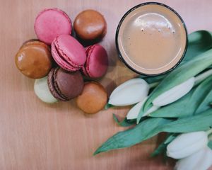 Превью обои macaron, печенье, кофе, тюльпаны