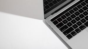 Превью обои macbook, appele, клавиши, белый, компьютер