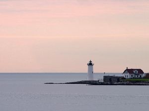 Превью обои маяк, берег, дом, остров, море, просторы, водная поверхность, вечер