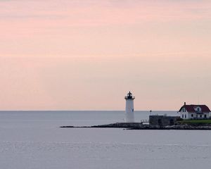 Превью обои маяк, берег, дом, остров, море, просторы, водная поверхность, вечер