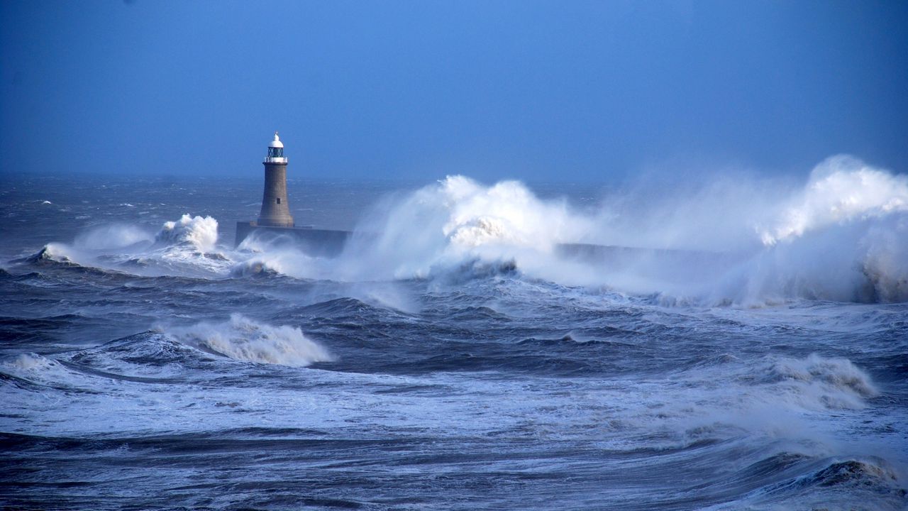 Обои маяк, море, океан, шторм, волны, удары, ветер, непогода