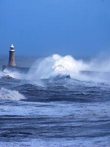 Превью обои маяк, море, океан, шторм, волны, удары, ветер, непогода