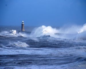 Превью обои маяк, море, океан, шторм, волны, удары, ветер, непогода