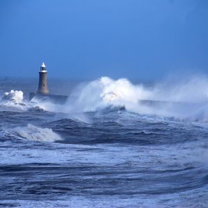 Превью обои маяк, море, океан, шторм, волны, удары, ветер, непогода