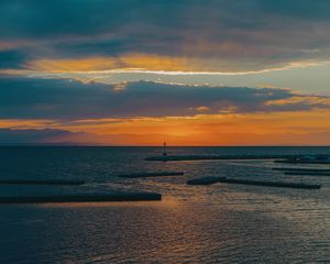 Превью обои маяк, море, пристань, горизонт, закат