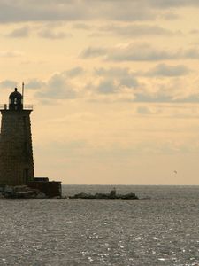 Превью обои маяк, море, солнце, блики, рябь, вечер