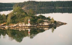 Превью обои маяк, остров, деревья, отражение, озеро