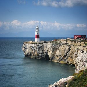 Превью обои маяк, скала, обрыв, море, пейзаж