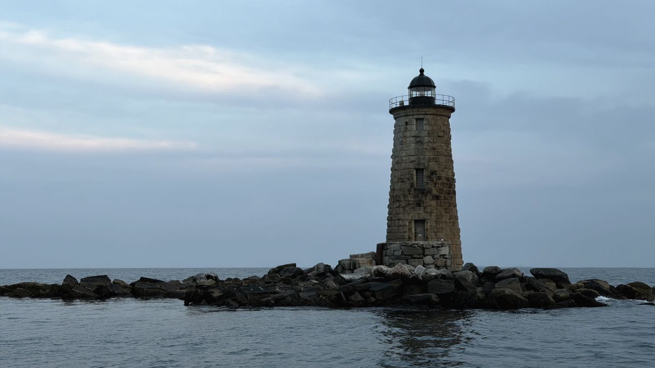 Обои маяк уэйлбэк, маяк, камни, море, облака, сша