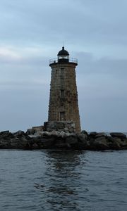 Превью обои маяк уэйлбэк, маяк, камни, море, облака, сша