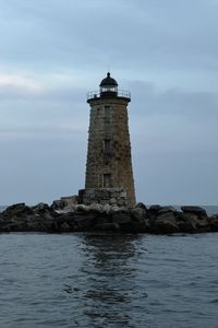 Превью обои маяк уэйлбэк, маяк, камни, море, облака, сша
