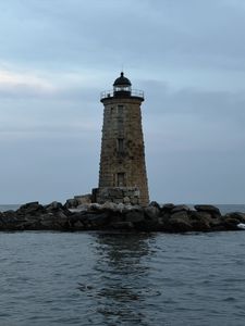 Превью обои маяк уэйлбэк, маяк, камни, море, облака, сша