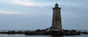 Превью обои маяк уэйлбэк, маяк, камни, море, облака, сша
