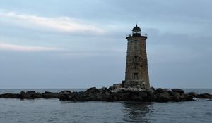 Превью обои маяк уэйлбэк, маяк, камни, море, облака, сша