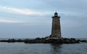 Превью обои маяк уэйлбэк, маяк, камни, море, облака, сша