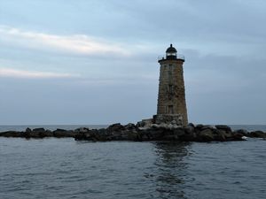 Превью обои маяк уэйлбэк, маяк, камни, море, облака, сша