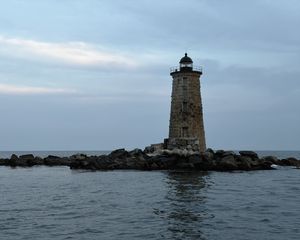 Превью обои маяк уэйлбэк, маяк, камни, море, облака, сша