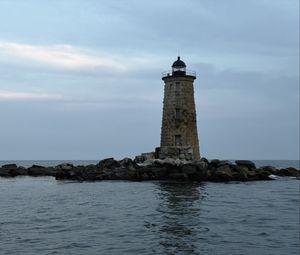 Превью обои маяк уэйлбэк, маяк, камни, море, облака, сша