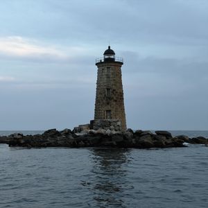 Превью обои маяк уэйлбэк, маяк, камни, море, облака, сша