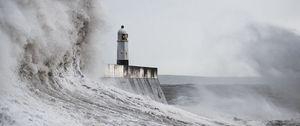 Превью обои маяк, волны, шторм, море, брызги