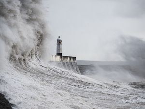 Превью обои маяк, волны, шторм, море, брызги