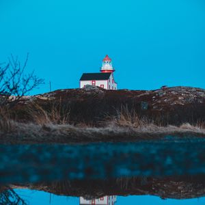 Превью обои маяк, здание, холм, вода, отражение