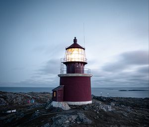 Превью обои маяк, здание, скалы, побережье, море, небо