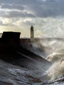 Превью обои маяк, здание, волны, брызги, небо