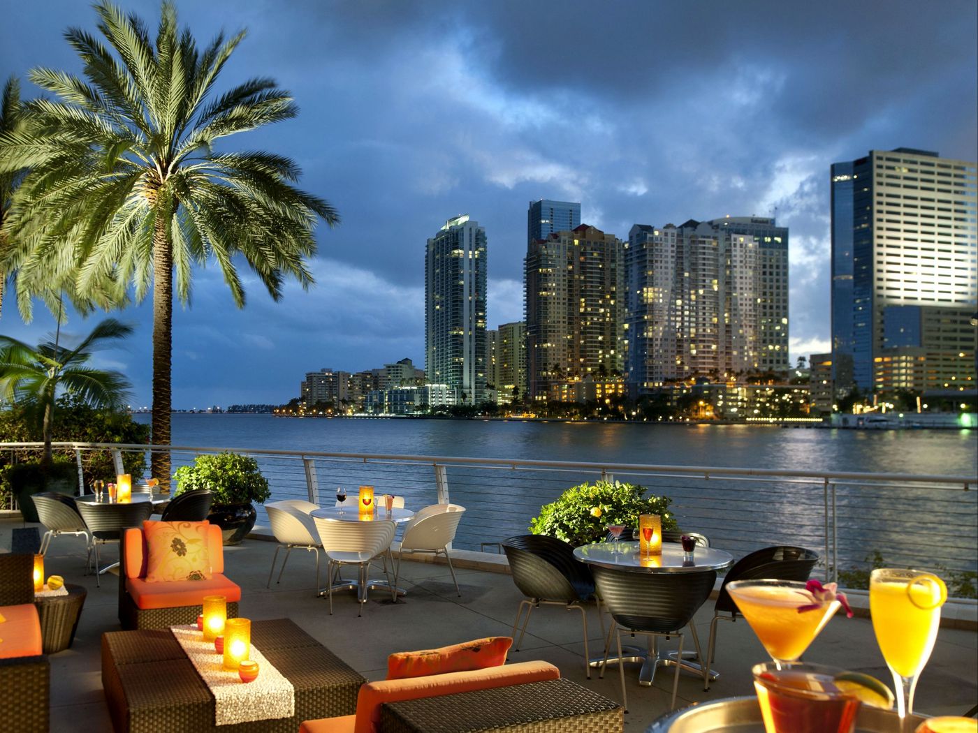 Отдых красивые города. Майами (Флорида). Вид с моря на город. Море пальмы город. Роскошь пальмы море.