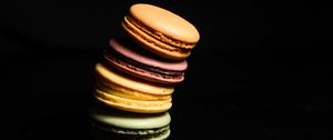 Превью обои макаруны, пирожные, десерт, темнота