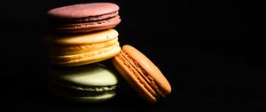 Превью обои макаруны, пирожные, темнота, десерт