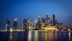 Превью обои малайзия, сингапур, город-государство, мегаполис, небоскребы, ночь, огни, подсветка, синее, небо, пролив, отражение, hdr