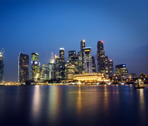 Превью обои малайзия, сингапур, город-государство, мегаполис, небоскребы, ночь, огни, подсветка, синее, небо, пролив, отражение, hdr