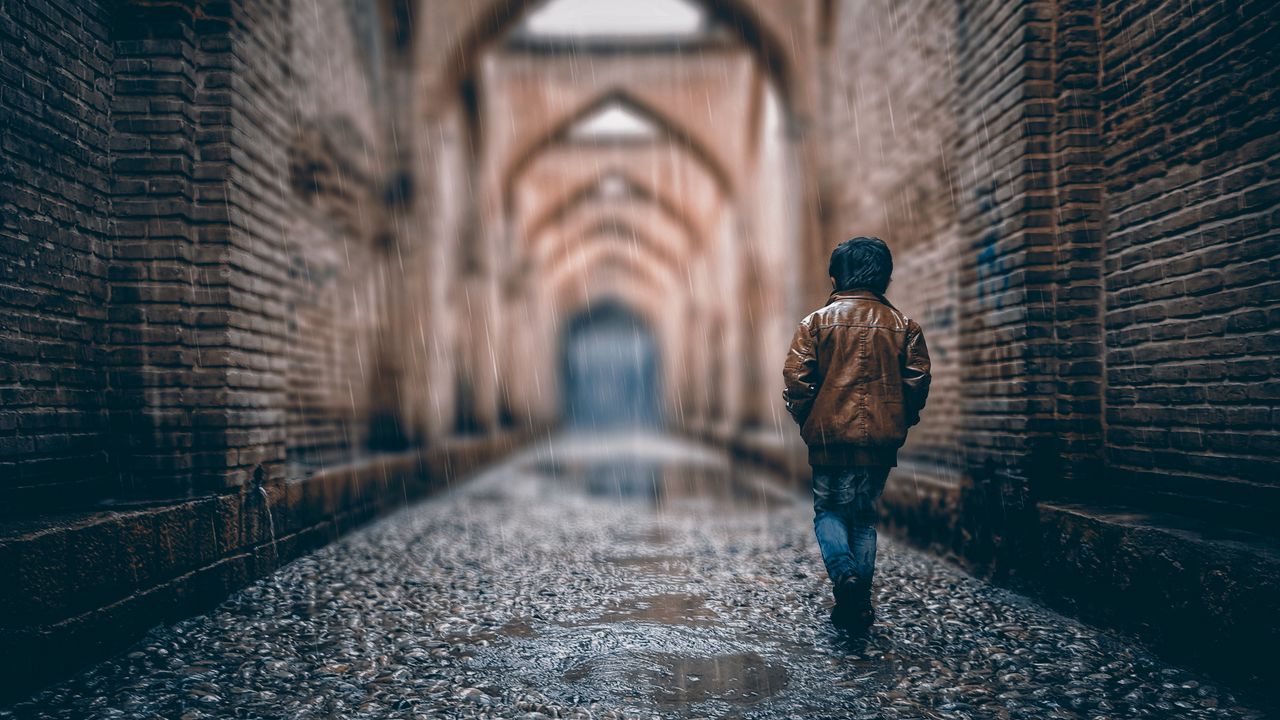 Обои мальчик, улица, дождь, стены, арки, каменный