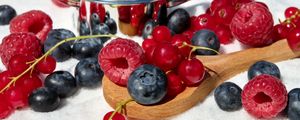 Превью обои малина, голубика, смородина, ягоды
