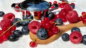 Превью обои малина, голубика, смородина, ягоды