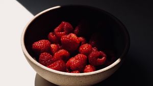 Превью обои малина, ягоды, свежий, миска, тень