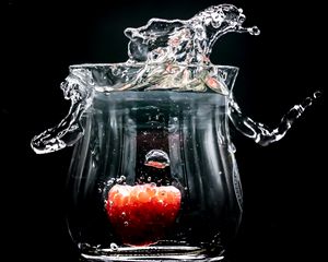Превью обои малина, стакан, вода, всплеск, брызги