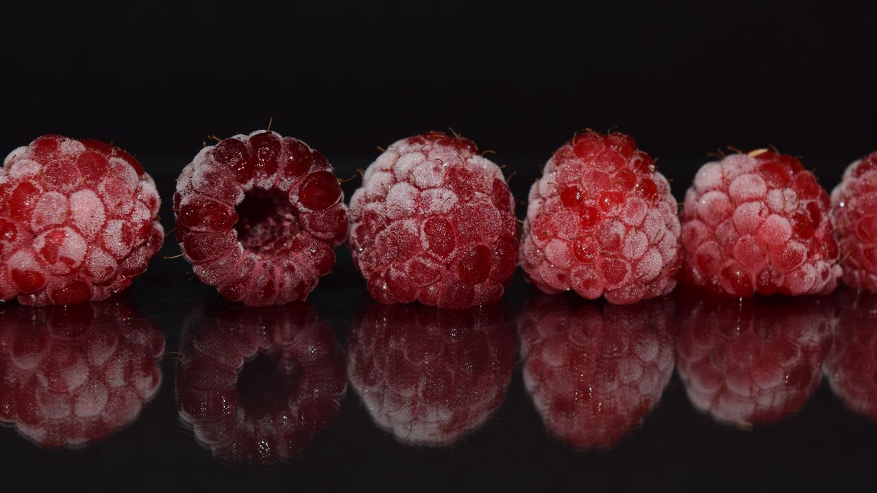 Обои малина, замороженный, отражение, ягоды