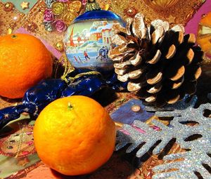 Превью обои мандарины, шинка, угощения, елочная игрушка, шар, праздник, новый год, рождество