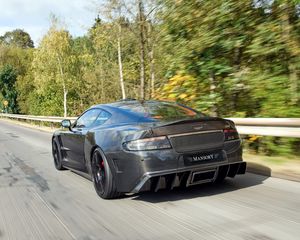 Превью обои mansory cyrus, 2009, черный, вид сзади, спорт, астон мартин, деревья, скорость