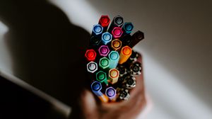 Превью обои маркеры, рука, разноцветный, рисование, фломастеры