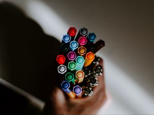 Превью обои маркеры, рука, разноцветный, рисование, фломастеры