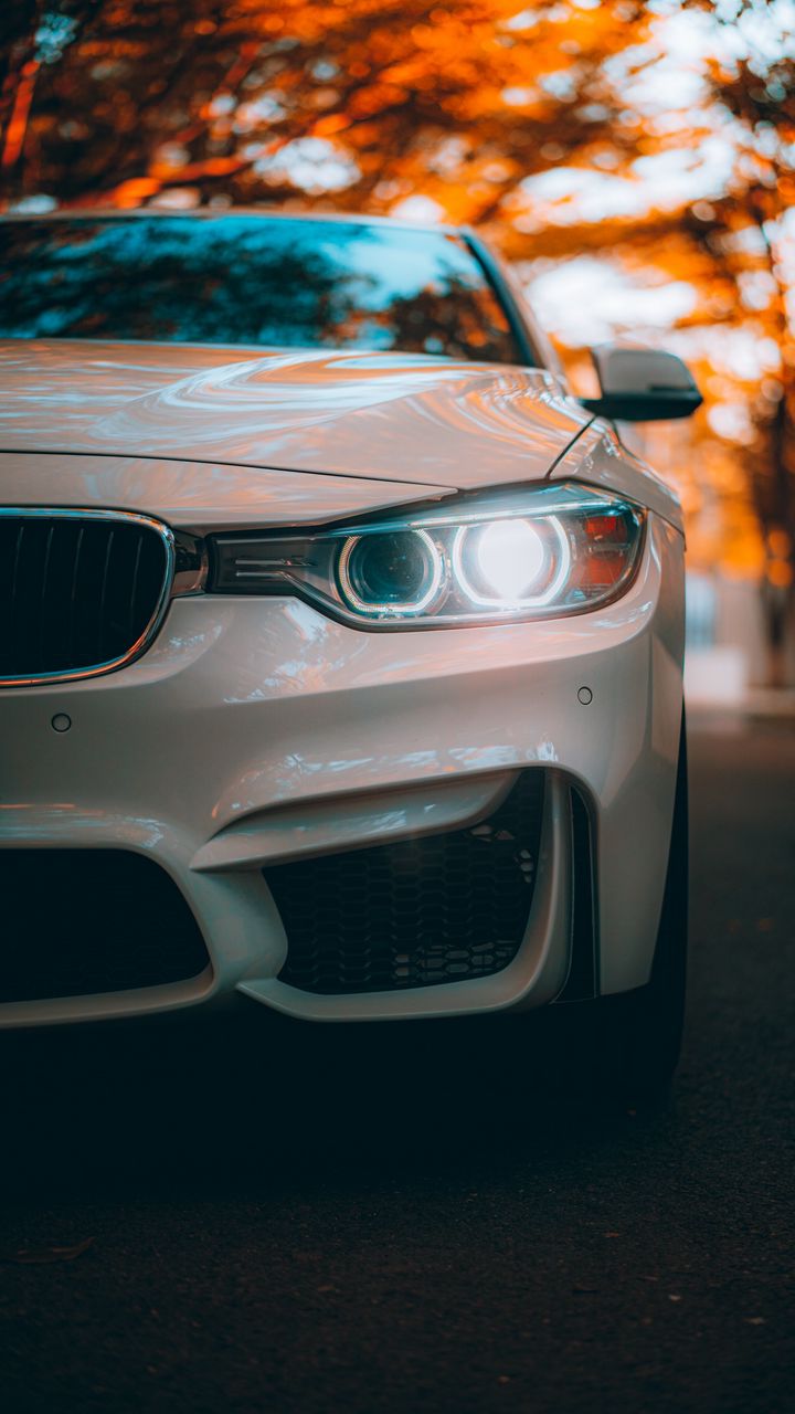 Bmw iphone 5. Бмв м5 в темноте. Додж челленджер фары. Злая машина по фарам. Фары машины.